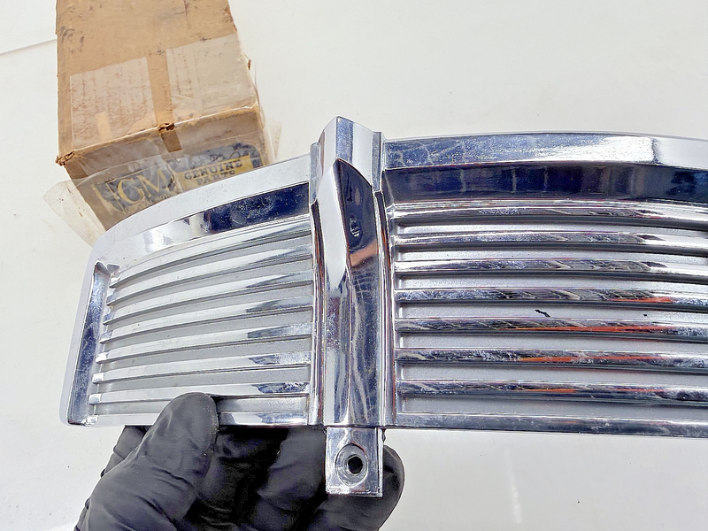 NOS GM 1962 OLDSMOBILE SUPER HOLIDAY 88 FRONT LH DOOR MOLDING CHROME 62 C51-22