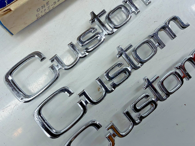 (1) NOS 1971 1972 Ford Galaxie LTD Body Side Emblem D1AZ-5442528 C56-19