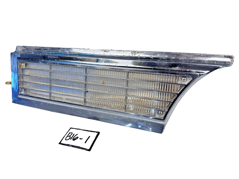 1965 CADILLAC DEVILLE DRIVER SIDE FRONT PARKING LIGHT W/ GRILLE GM 5956355 B16-1