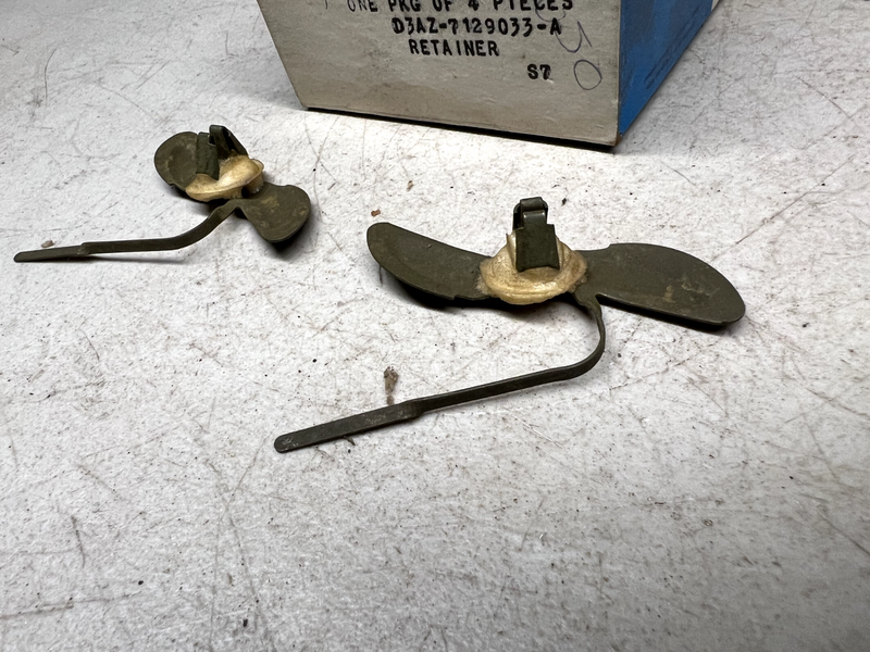 NOS FORD RETAINER CLIPS BODY MOUNT D3AZ-7129033-A B25-9