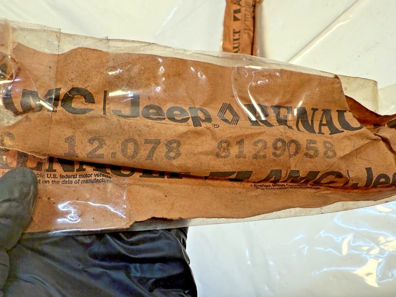 (1) NOS 1986 AMC Jeep Renault Fender Trim Moulding 8129058 84 S2-39