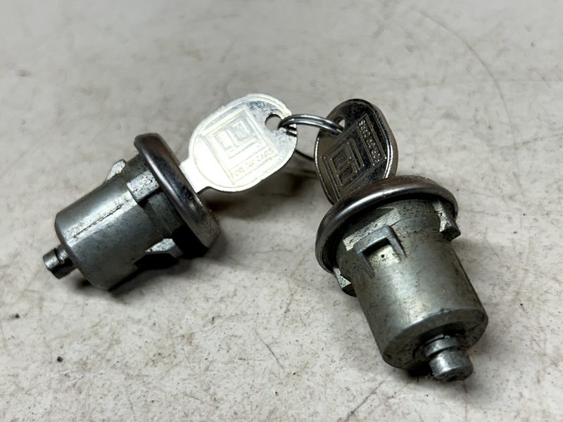 Original with GM KEYS 1960-1966 PONTIAC BUICK OLDSMOBILE 2 DOOR LOCK SET B24-1