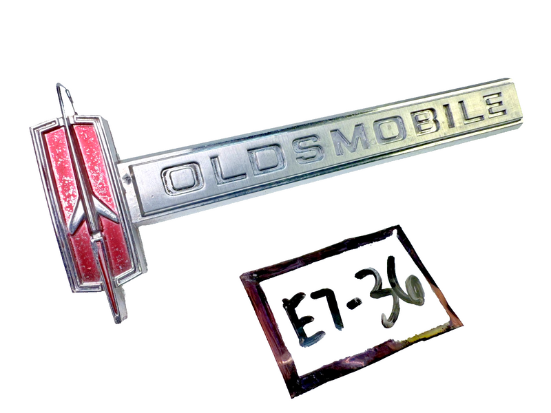 VINTAGE RARE OEM 1960's OLDSMOBILE EMBLEM 391870 E7-36