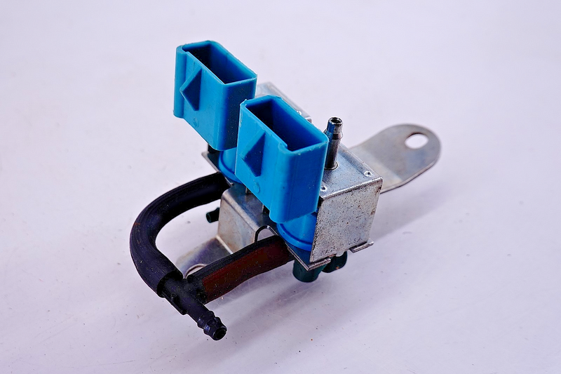 NOS 1980 - 1982 Ford LTD Crown Vic Lincoln 5.0 EGR SOLENOID VACUUM VALVE C54-47