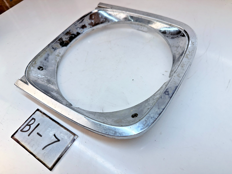 Passenger Right Headlight Door/Cover Trim Bezel 1972 CHEVY CHEVELLE 6261958 B1-7