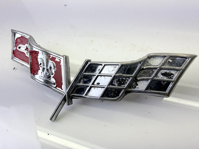 BRKN OEM 1977 - 1979 Chevrolet Corvette Gas Fuel Door Emblem 471295 E8-110