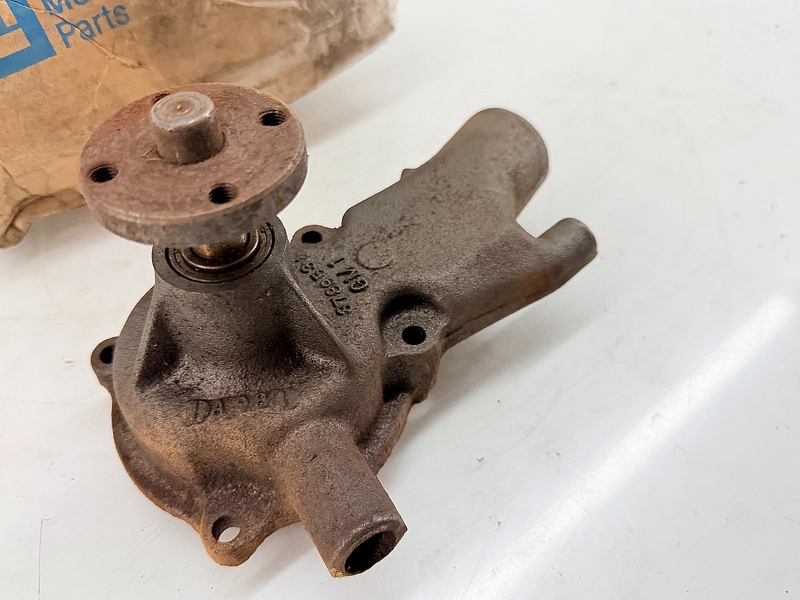 NOS 1963 1964 Chevrolet GMC Truck 292 4.8L 6-Cyl Water Pump GM 3789537 C73-14