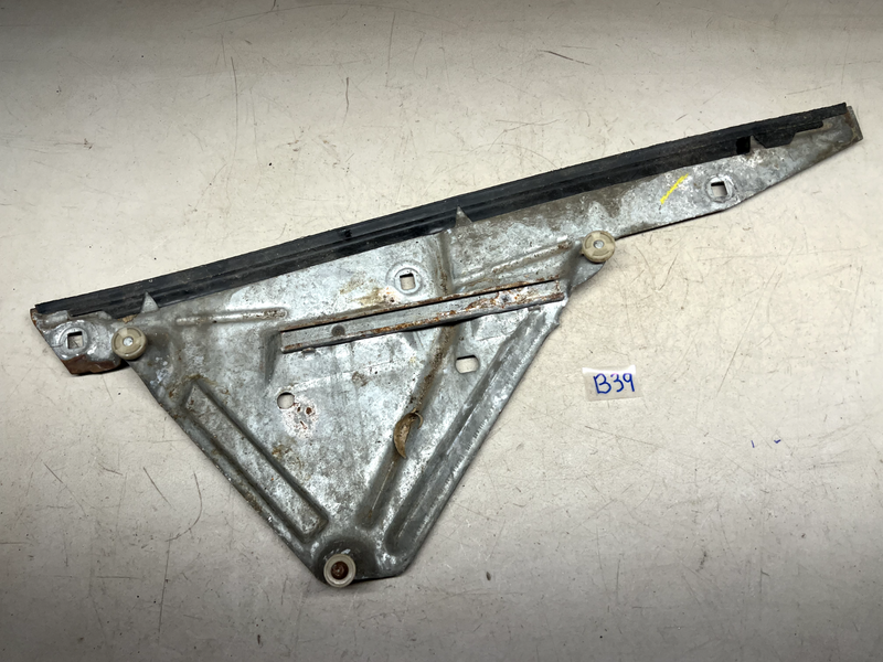 1965 1966 Chevrolet Impala 2dr Coupe Quarter Window Track RH F203 65 66 B39-1