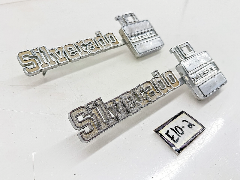 OEM 1975 - 1980 CHEVY SILVERADO 10 DIESEL FENDER EMBLEM PAIR 14016642 E10-2