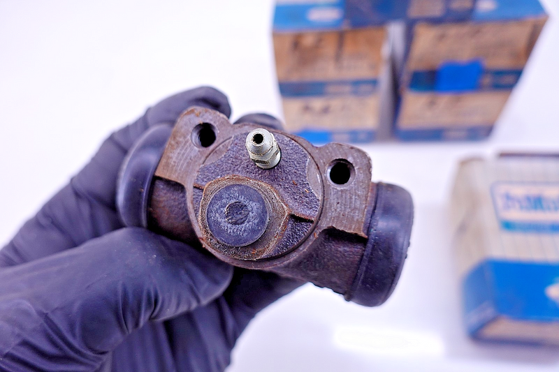 NOS 1960 - 64 FORD FALCON MUSTANG MERCURY COMET REAR BRAKE CYLINDER C3DZ-2261-A