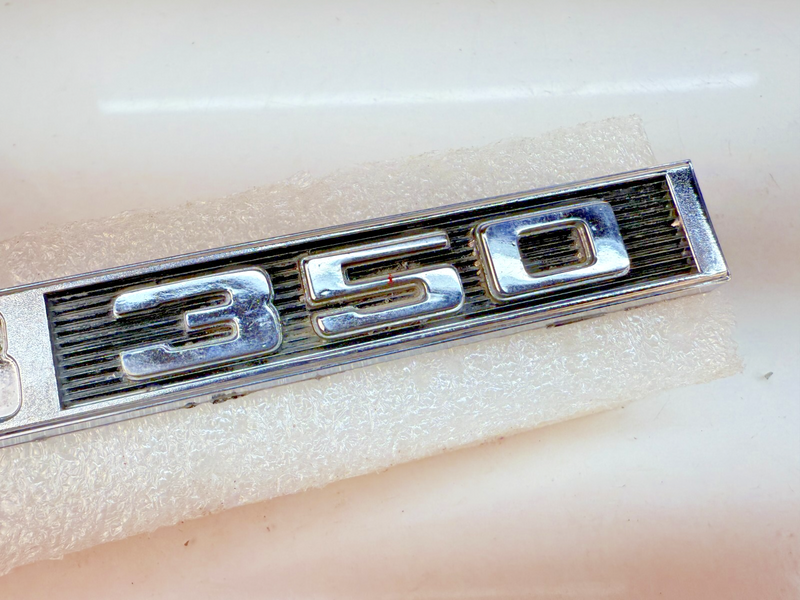 OEM Vintage 1969 - 1972 CHEVY TRUCK PAIR OF 8 350 FENDER EMBLEM 3950926 B32-250