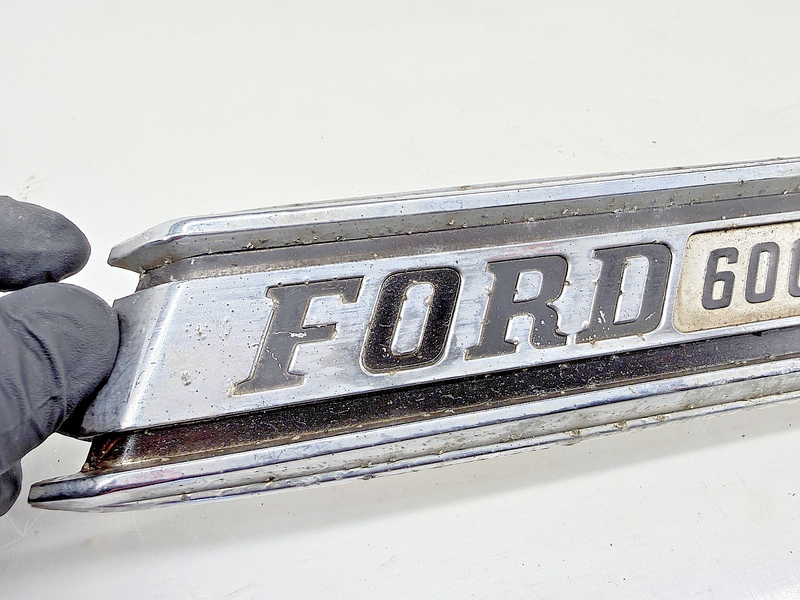 OEM 1968 - 1972 Ford RH CAB SIDE FORD 6000 REFLECTOR EMBLEM ORNAMENT C46-18
