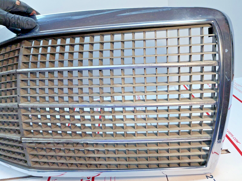 VINTAGE OEM 1974-1976 MERCEDES BENZ GRILLE 115 888 00 23 W114 W115 C114 Coupe P6