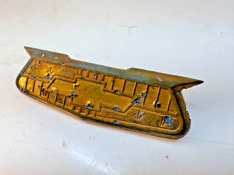 OEM 1955 1956 1957 CHEVROLET BELAIR GOLD CREST QUARTER PANEL EMBLEM E8-20