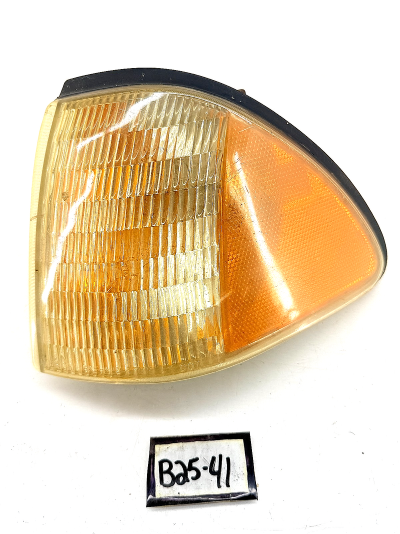 OEM 1987 - 1993 Mustang Foxbody RH Front Side Marker Light E7ZB-15A428-AC B25-41