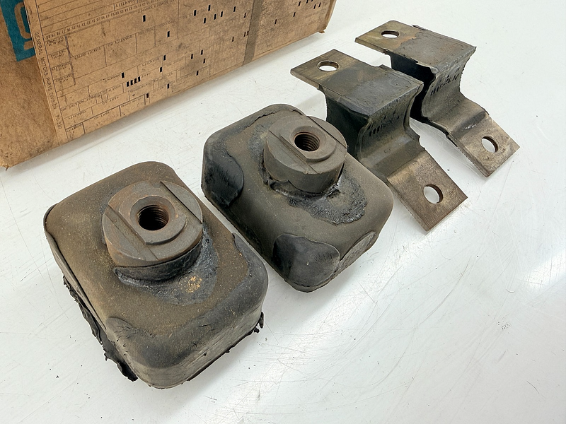 NOS 1946 - 1949 Chevrolet FLEETLINE 3.5L 2 MOTOR MOUNT KIT GM 3695353 C72-6