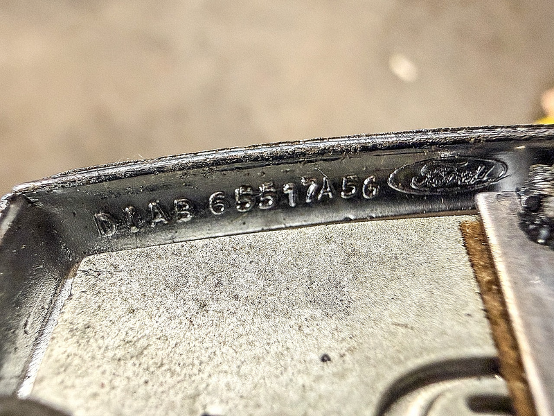 OEM 1971 1972 FORD CLASSIC LTD OVAL SCRIPT EMBLEM MEDALLION D1AB-65517A56 E10-43