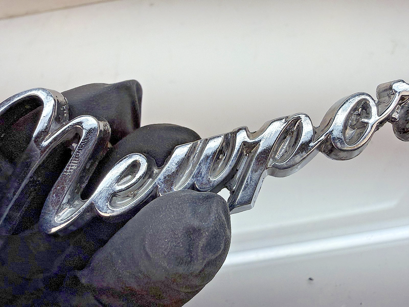 BRKN OEM 1969 Chrysler Newport Custom Front Fender Panel Emblem 2901360 E8-67