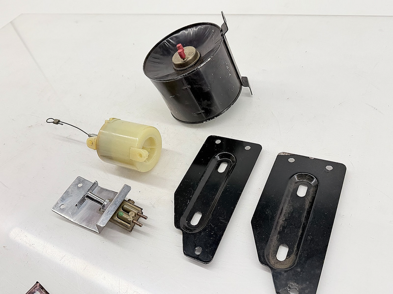 NOS 1965 - 1967 MERCURY COMET LUGGAGE COMPARTMENT DOOR LATCH VACUUM KIT C61-14
