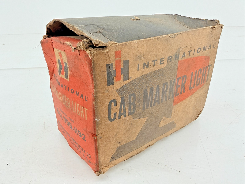 NOS 1969 - 1978 International Harvester Cab Marker Light 861 799-R92 C70-31