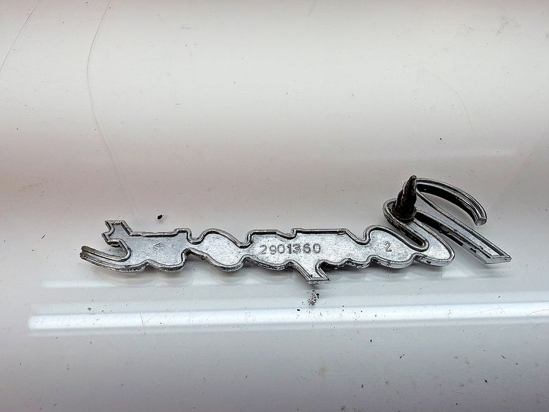 BRKN OEM 1969 Chrysler Newport Custom Front Fender Panel Emblem 2901360 E8-67