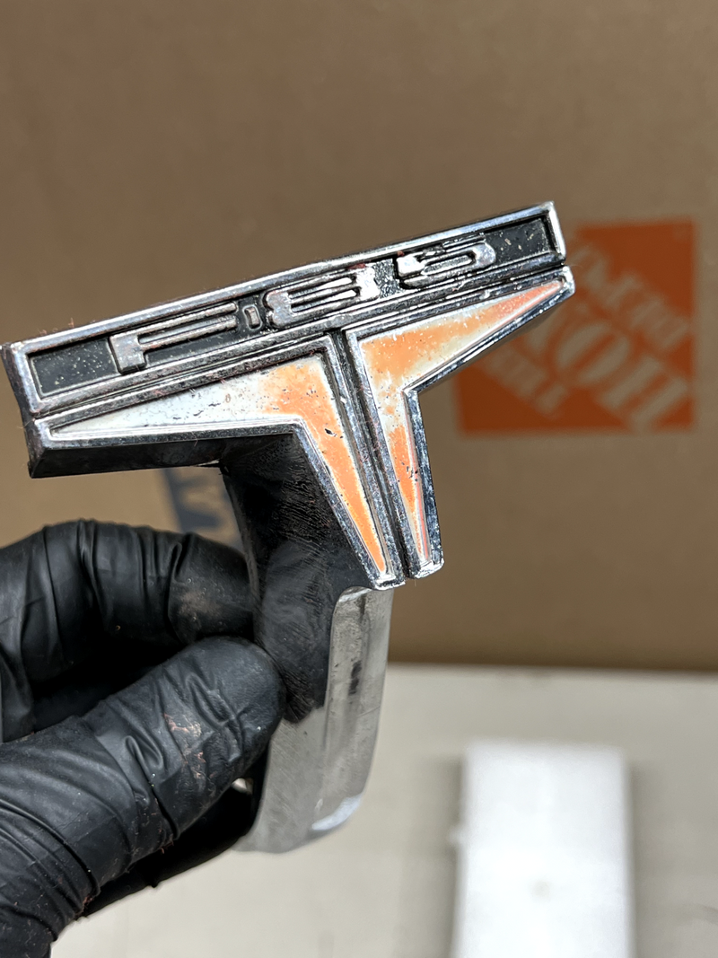 **RARE** OEM 1962 Oldsmobile Cutlass F85 F-85 Front Grill EMBLEM 62 B37-26