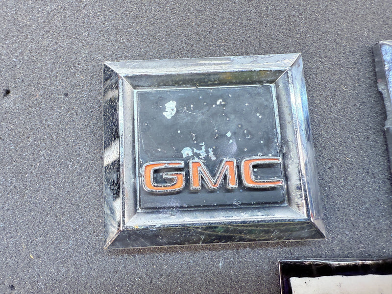 BRKN OEM 1973 - 1980 GMC Sierra Grande PAIR Fender Emblem C10 Pickup E7-95