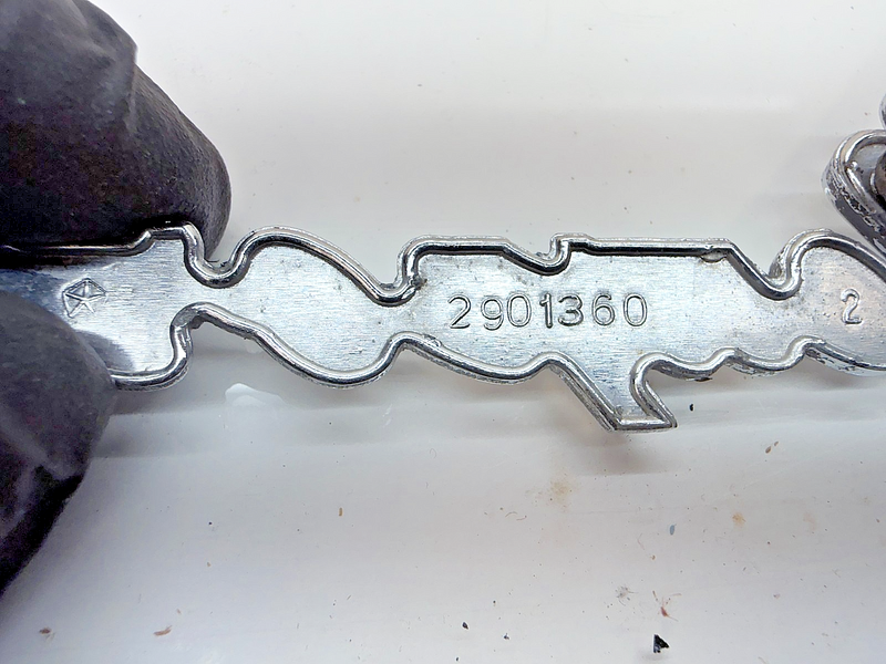 BRKN OEM 1969 Chrysler Newport Custom Front Fender Panel Emblem 2901360 E8-67
