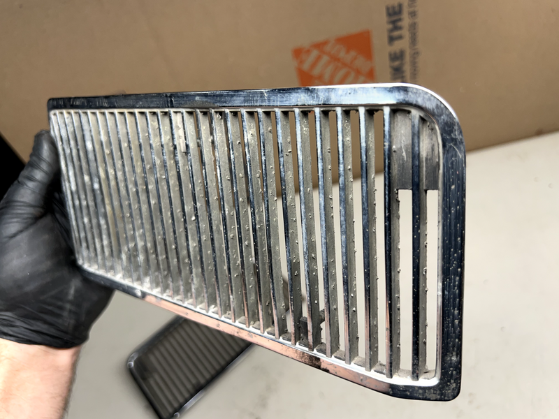 Original 1969 Chevrolet Chevelle Hood Inserts Grills 3915489 LH 3915490 RH B18-1