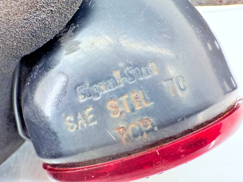 Signal-Stat SAE-STIL-70 License Plate Tail Light Bezel & Housing Rat Rod C37-29