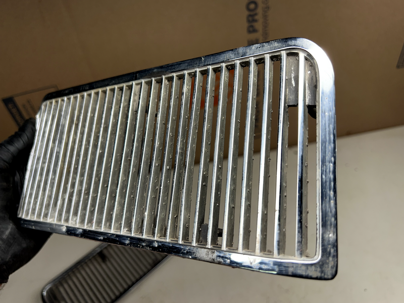 Original 1969 Chevrolet Chevelle Hood Inserts Grills 3915489 LH 3915490 RH B18-1