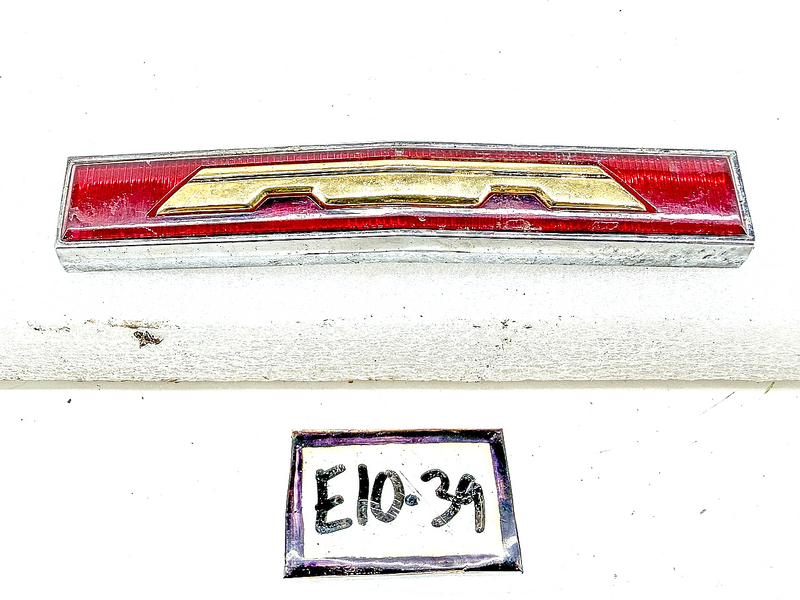 1965 CHRYSLER NEW YORKER EMBLEM REAR TRUNK CENTER EMBLEM 2528518 E10-39
