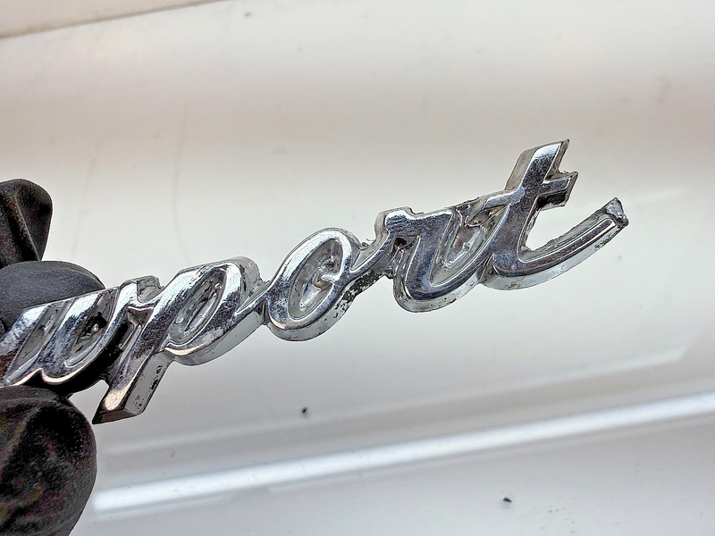 BRKN OEM 1969 Chrysler Newport Custom Front Fender Panel Emblem 2901360 E8-67