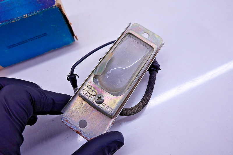 NOS 1969 FORD GALAXIE XL LTD LICENSE PLATE LAMP C9AZ-13550-A C55-23