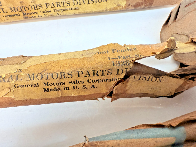 (1) NOS 1946 - 1948 BUICK SUPER & ROADMASTER SPEAR MOLDING TRIM 1328943 B32-303