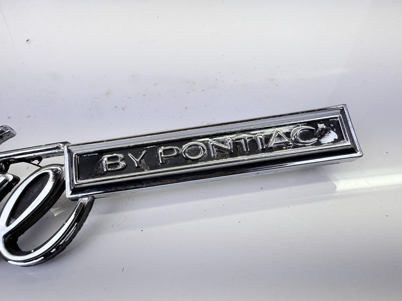OEM 1974 - 1977 PONTIAC ASTRE FENDER EMBLEM SCRIPT 738996 E8-114