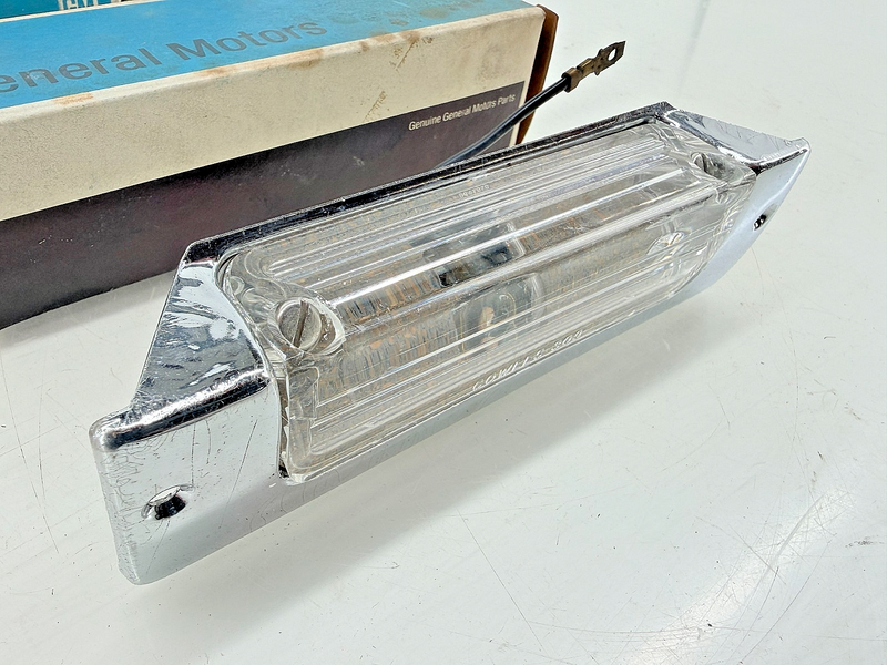(1) NOS 1957 Chevrolet BelAir 210 Rear License Plate Light Lamp 898309 C70-24