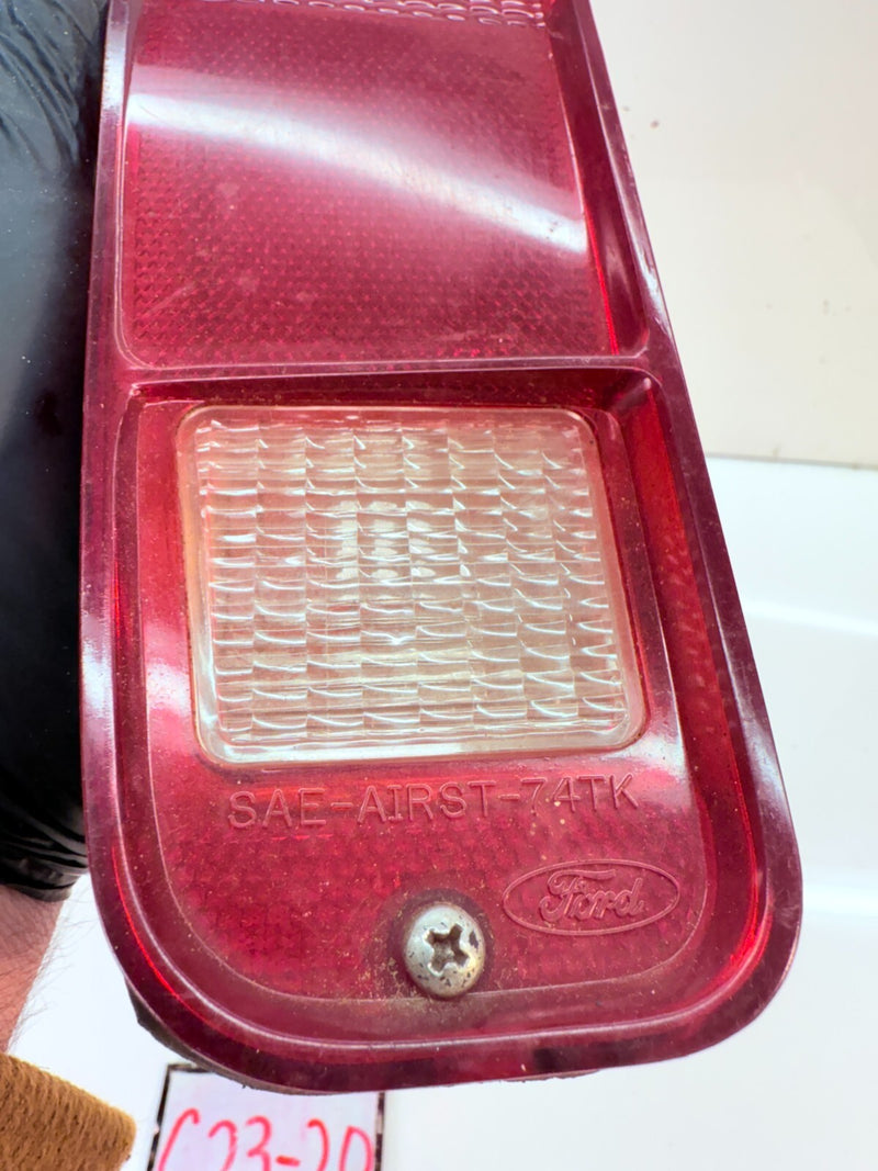 1975-1991 FORD E150 E250 E350 Drivers Left SIDE TAIL LIGHT E4UB-13405 C23-20