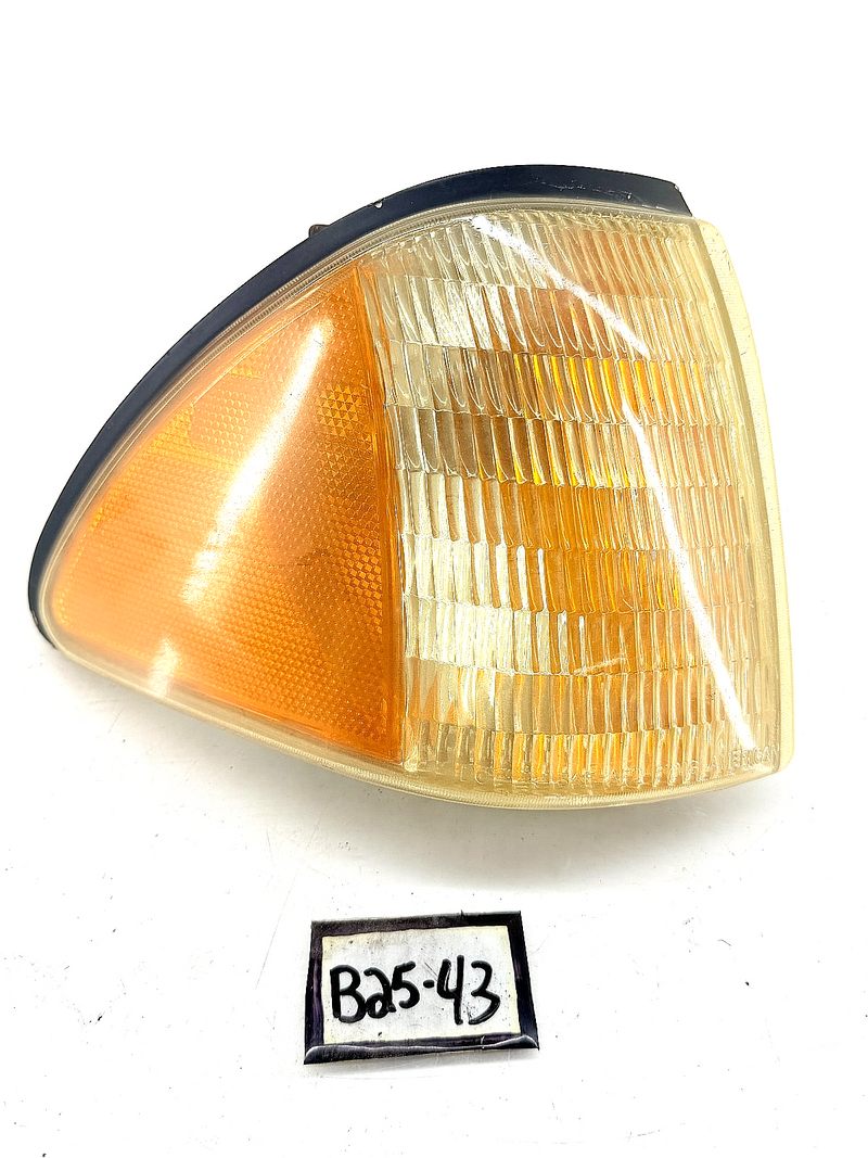 OEM 1987 - 1993 Mustang Foxbody RH Front Side Marker Light E7ZB-15A428-AC B25-43