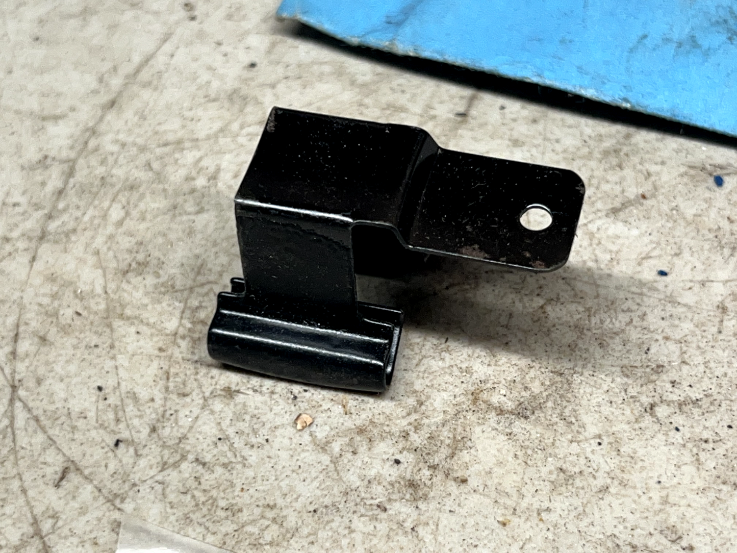 (1) NOS Ford CLIP D9AZ-5422A44-A B29-83