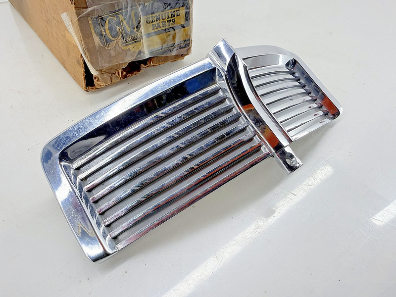 NOS GM 1962 OLDSMOBILE SUPER HOLIDAY 88 FRONT LH DOOR MOLDING CHROME 62 C51-22