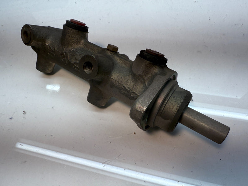 NOS Vw Scirocco Brake Master Cylinder Volkswagen 1987 8-valve Power Brake C13-22
