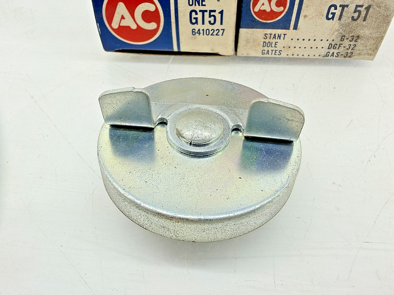 (1) NOS 1964 - 1970 Chevrolet Pontiac GM AC GT51 Gas Tank Cap 6410227 C75-27