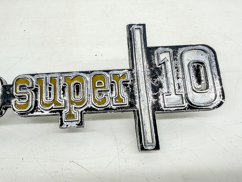 OEM 1973 - 1976 CHEVY TRUCK CHEYENNE SUPER 10 FENDER EMBLEM PAIR 6273134 E10-4