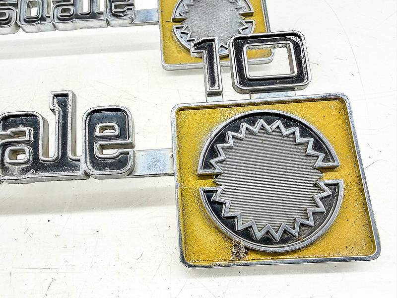 OEM 1973 - 1980 CHEVY TRUCK SCOTTSDALE 10 FENDER EMBLEM PAIR 349690 E10-3
