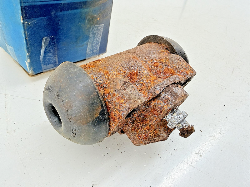 NOS 1967 FORD GALAXIE LTD WHEEL CYLINDER C7AZ-2261-C C77-8