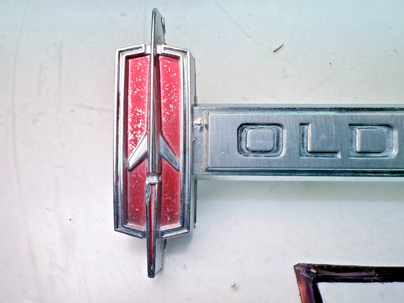 VINTAGE RARE OEM 1960's OLDSMOBILE EMBLEM 391870 E7-36