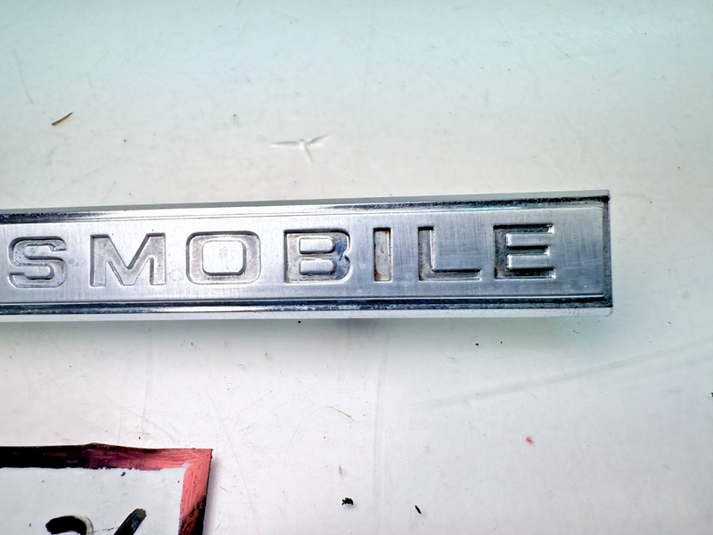 VINTAGE RARE OEM 1960's OLDSMOBILE EMBLEM 391870 E7-36