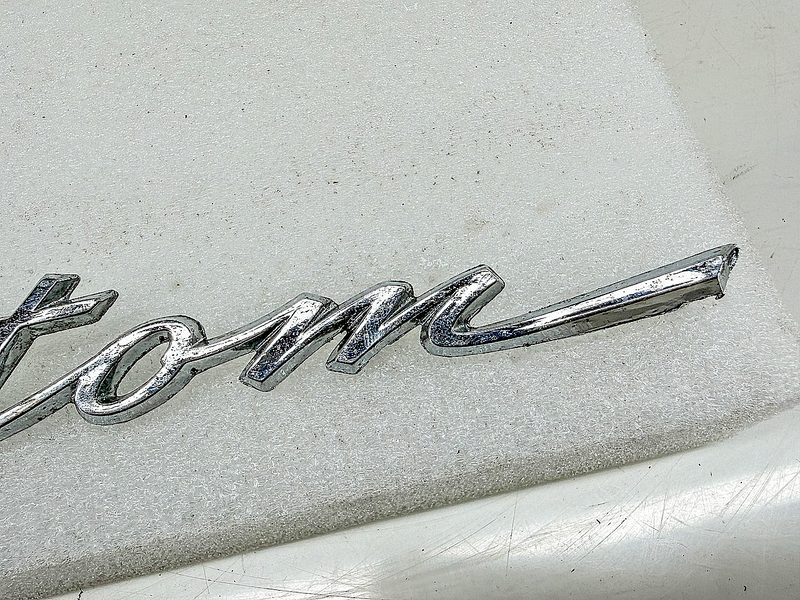 OEM 1964 FORD CUSTOM FENDER SCRIPT EMBLEM C4AB-62291A36-D E10-20