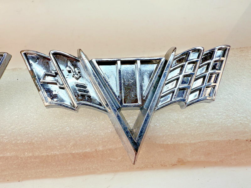 1963 - 1967 Chevy V8 FENDER EMBLEMS 3840318 Chevelle Vette Nova Impala B32-271